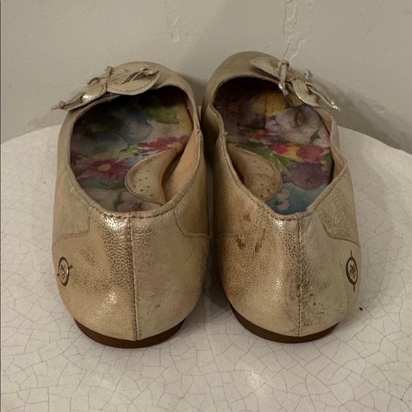 Born Women's Metallic Gold Leather Ballet Flats with Flower Accents Size 8.5 EUC - Picture 5 of 12